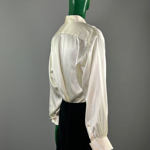Null CHARVET PARIS - Ivory silk satin blouse with cufflinks size XL

This model &hellip;