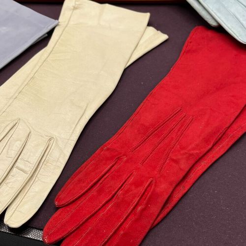 Null Lot de 4 paires de gants dont un intéressant document Hermès dans sa boite &hellip;