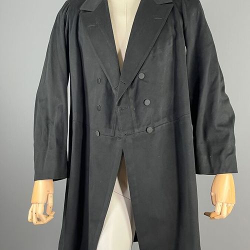 Null Première partie du XXème siècle - redingote en drap noir

Le modèle est tai&hellip;