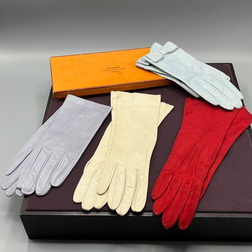 Null Lot de 4 paires de gants dont un intéressant document Hermès dans sa boite &hellip;