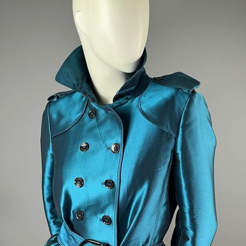 Null BURBERRY London - Blue trench coat and belt - Size 40

This model is cut in&hellip;