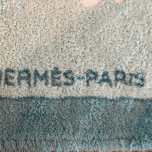 Null HERMÈS Paris - Serviette de bain ou de plage" Les pélicans "

Le modèle est&hellip;