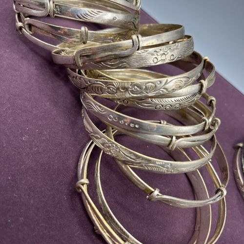 Null Lot of 17 925 silver bracelets with various chased motifs. Gross weight 195&hellip;