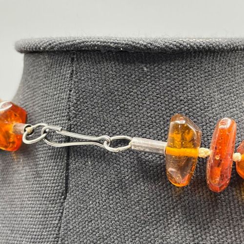 Null Important collier réalisé en ambre baltique avec certaines pierres couleur &hellip;