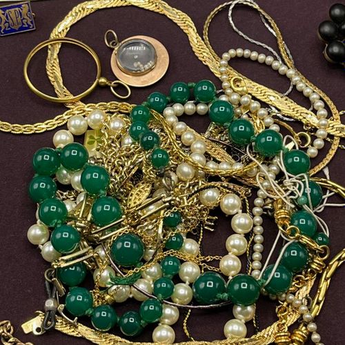 Null Lot de bijoux fantaisie et morceaux :

Ensemble de bijoux comprenant chaîne&hellip;