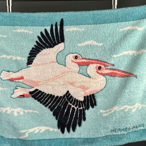 Null HERMÈS Paris - "Pelicans" bath or beach towel

This model is cut from thick&hellip;