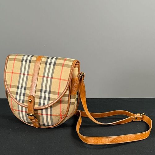 Null BURBERRYS' - sac cartouchière en tartan et cuir

Le modèle est réalisé en s&hellip;
