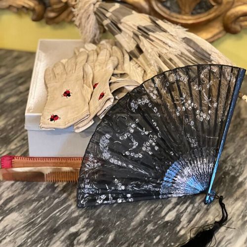 Null Lot consisting of a bag, parasol, fan and gloves, including a fine BALMAIN &hellip;