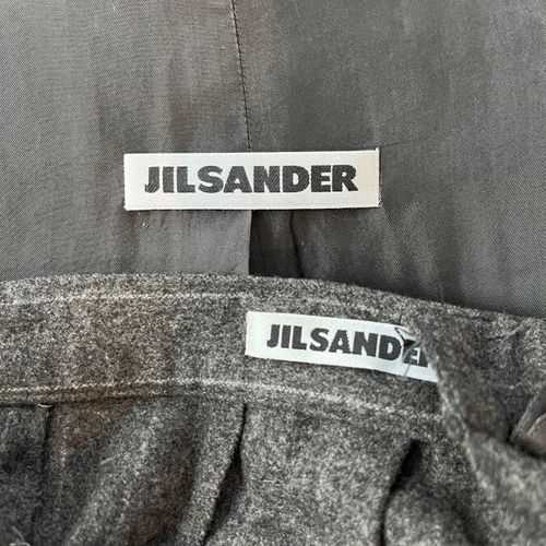 Null JIL SANDER - Wool trouser suit - Size 36 - 1990s

The ensemble is cut in a &hellip;