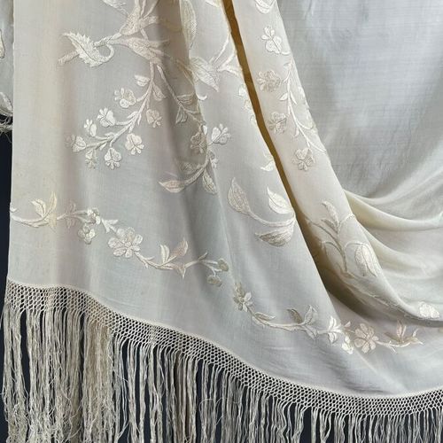 Null Large ivory silk "Manila" shawl - Early 20th century.

The model is made of&hellip;