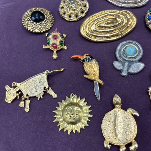 Null Set includes:

- 13 brooches including a CARVEN bird and miscellaneous.

A &hellip;