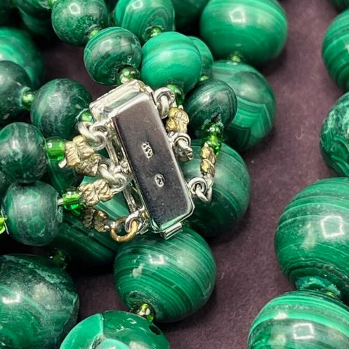 Null Malachite necklace

Composed of 4 rows of malachite pearls that reach a cre&hellip;