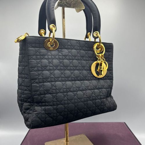 Null CHRISTIAN DIOR - Lady Dior en toile noire PM -

Le modèle est réalisé en to&hellip;