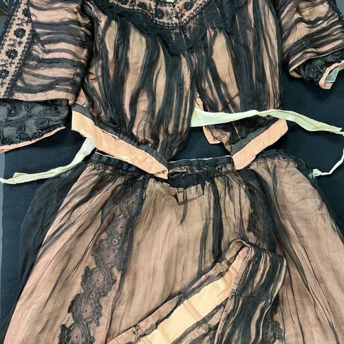 Null Melle FOING - Incarnate silk and black muslin day dress + fan - Late 19th c&hellip;