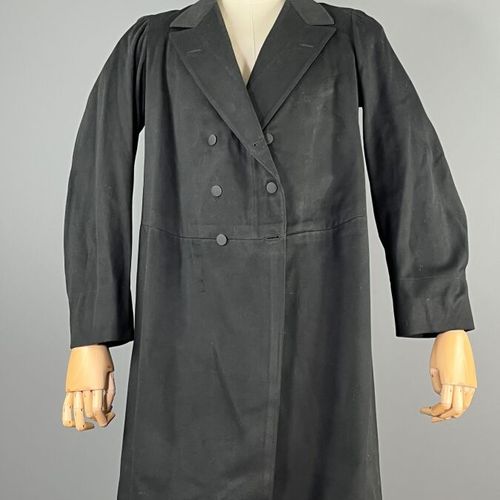 Null Première partie du XXème siècle - redingote en drap noir

Le modèle est tai&hellip;
