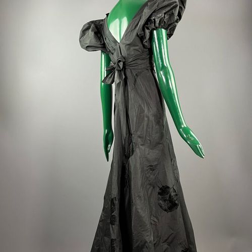 Null NELL Paris - Evening dress in black silk taffeta - Mid-1930s

This model is&hellip;