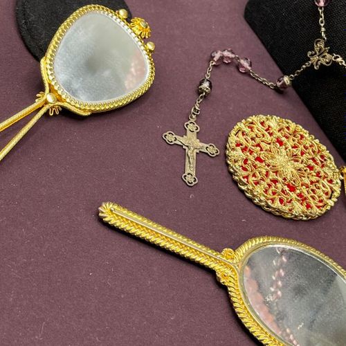 Null Petit lot de bijoux fantaisie comprenant :

1 collier 3 rangs en perles de &hellip;