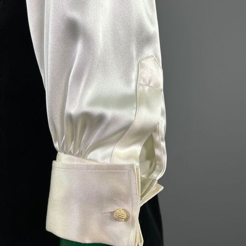 Null CHARVET PARIS - Ivory silk satin blouse with cufflinks size XL

This model &hellip;