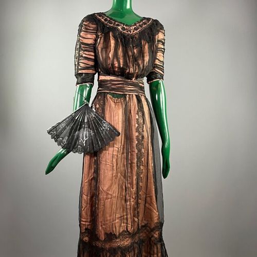 Null Melle FOING - Incarnate silk and black muslin day dress + fan - Late 19th c&hellip;