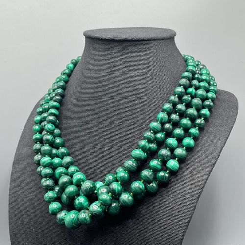 Null Malachite necklace

Composed of 4 rows of malachite pearls that reach a cre&hellip;