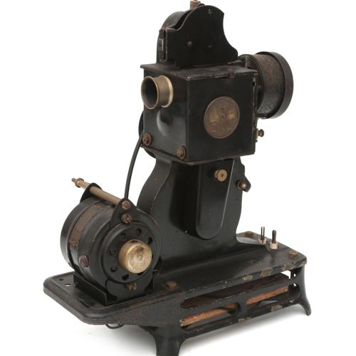 Null 两台电影放映机。Pathé baby，Frankrijk，约1920年；Kodakscope eight model 50，VS，约1932年。