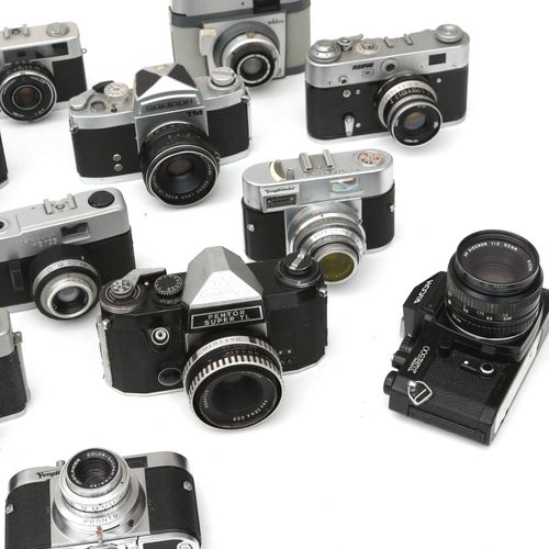 Null Una colección de veinte cámaras fotográficas diversas, entre ellas Pentax A&hellip;