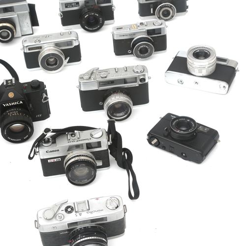 Null Eine Sammlung von zwanzig Kameras, darunter Olympus, Minolta und Mamiya, dr&hellip;