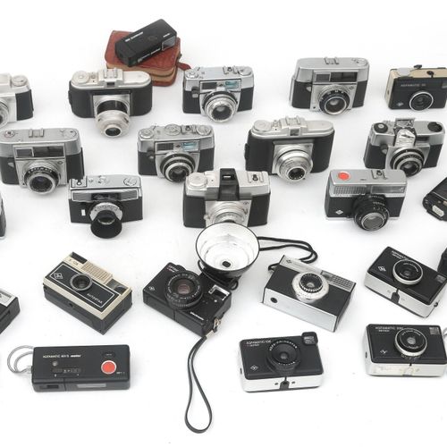Null Eine Sammlung von ca. 25 Agfa-Kameras, einschließlich Typ Automatic und Iso&hellip;