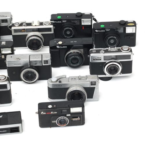 Null Eighteen divers Fujica camera's including SLR ST605N, Pocket 200 en Auto 5,&hellip;