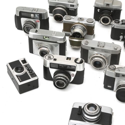 Null Une collection de vingt appareils photo divers, dont des Pentax Asahi, des &hellip;
