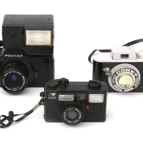 Null Fünf Miniaturkameras, darunter Pentax Auto110 mit Blitz und Yashica Atoron &hellip;