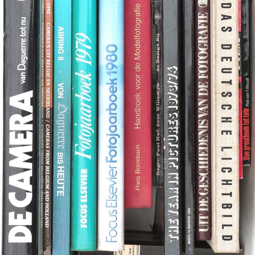 Null Eine Sammlung von siebzehn Büchern über Fotografie und Kameras, darunter un&hellip;