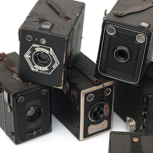 Null Dix appareils photo en boîte, principalement Agfa, première moitié du 20e s&hellip;