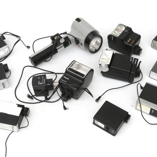 Null Eine Sammlung von elf Blitzgeräten, darunter Braun, Rollei und Philips, hau&hellip;