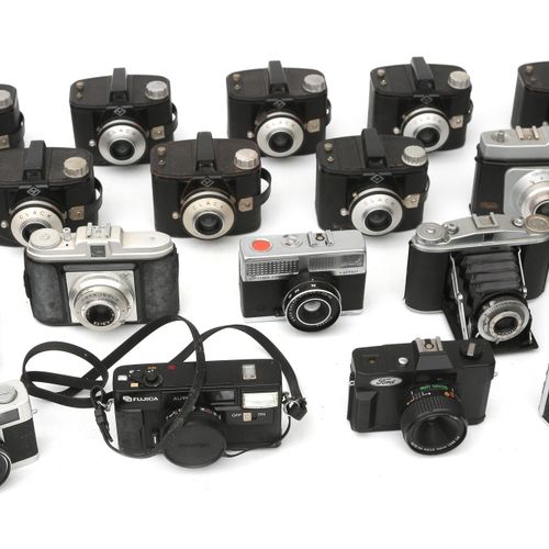 Null Eine Sammlung von ca. 20 Kameras, darunter u.A.: Agfa und Praktica, hauptsä&hellip;