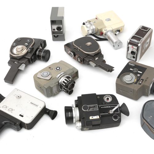 Null 十台8毫米胶片相机，包括蔡司Ikon Kinamo，柯达Brownie电影机和美能达Zoom 81930s/70s。