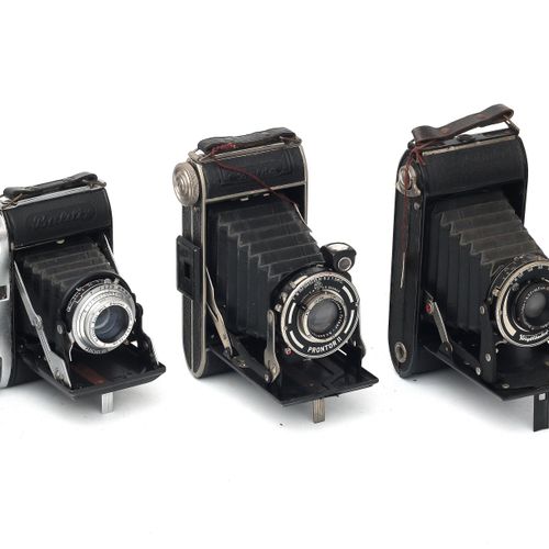 Null 五台用于胶片的折叠式相机，包括Voigtländer, Balda和Kodak，20世纪上半叶。