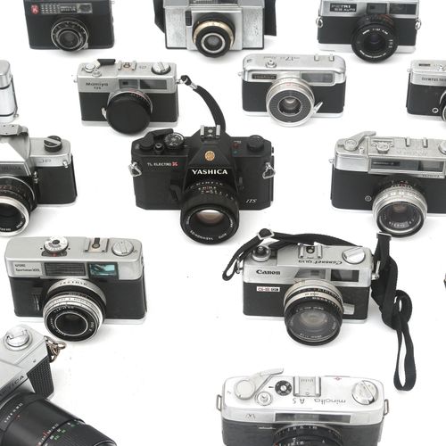 Null Eine Sammlung von zwanzig Kameras, darunter Olympus, Minolta und Mamiya, dr&hellip;