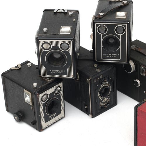 Null 十种不同的盒式相机，其中包括柯达和蔡司爱康，20世纪上半叶。