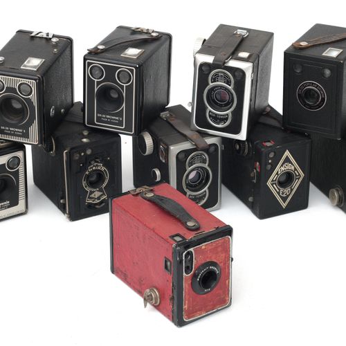 Null 十种不同的盒式相机，其中包括柯达和蔡司爱康，20世纪上半叶。