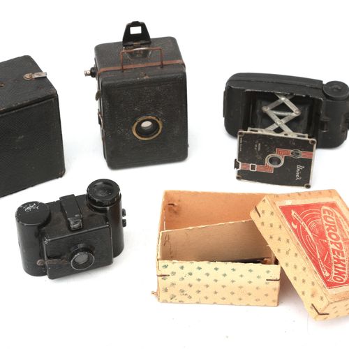 Null Quattro diverse macchine fotografiche in miniatura, tra cui Zeiss Ikon, Eur&hellip;