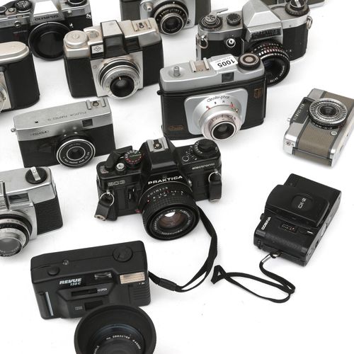 Null A collection of circa 25 cameras, including, amongst others: Olympus, Prakt&hellip;