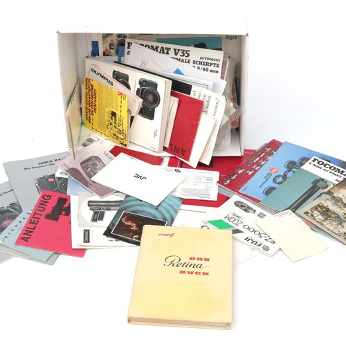 Null Una collezione di manuali e opuscoli per macchine fotografiche tra cui Leic&hellip;