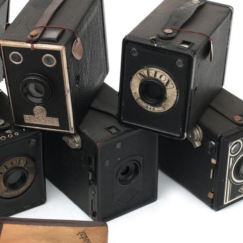 Null Dix appareils photo en boîte, principalement Agfa, première moitié du 20e s&hellip;