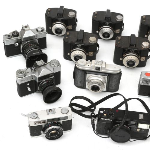 Null A collection of circa 20 cameras, including, amongst others: Agfa and Prakt&hellip;
