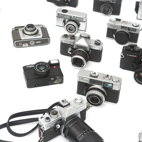 Null Una colección de veinte cámaras, entre ellas Olympus, Minolta y Mamiya, del&hellip;