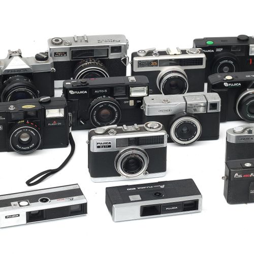 Null Eighteen divers Fujica camera's including SLR ST605N, Pocket 200 en Auto 5,&hellip;