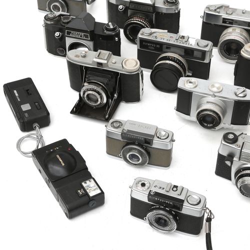 Null Une collection d'environ 25 appareils photo, comprenant, entre autres : Oly&hellip;