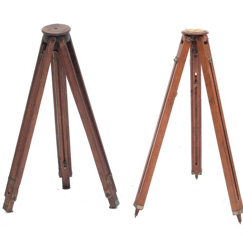 Null Two wooden tripods, 120 cm and 100 cm high, early 20th century.
