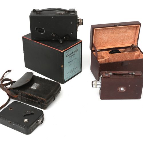 Null 三台Ciné-Kodak 16毫米胶片相机：B-B型，其中一台装在原包装盒中，另一台装在皮制手提箱中，美国，约1935年，20型，美国，1930年代。